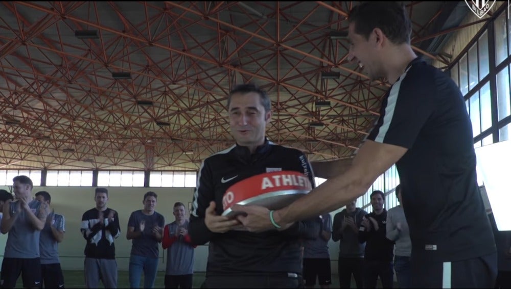 Iraizoz entregándole la tarta a Valverde