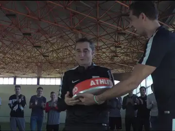 Iraizoz entregándole la tarta a Valverde Iraizoz entregándole la tarta a Valverde