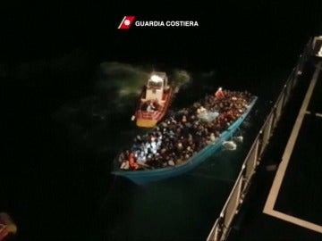 Frame 7.997108 de: Rescatan a 630 inmigrantes en el Mediterráneo y al menos 74 cadáveres aparecen frente a las costas libias