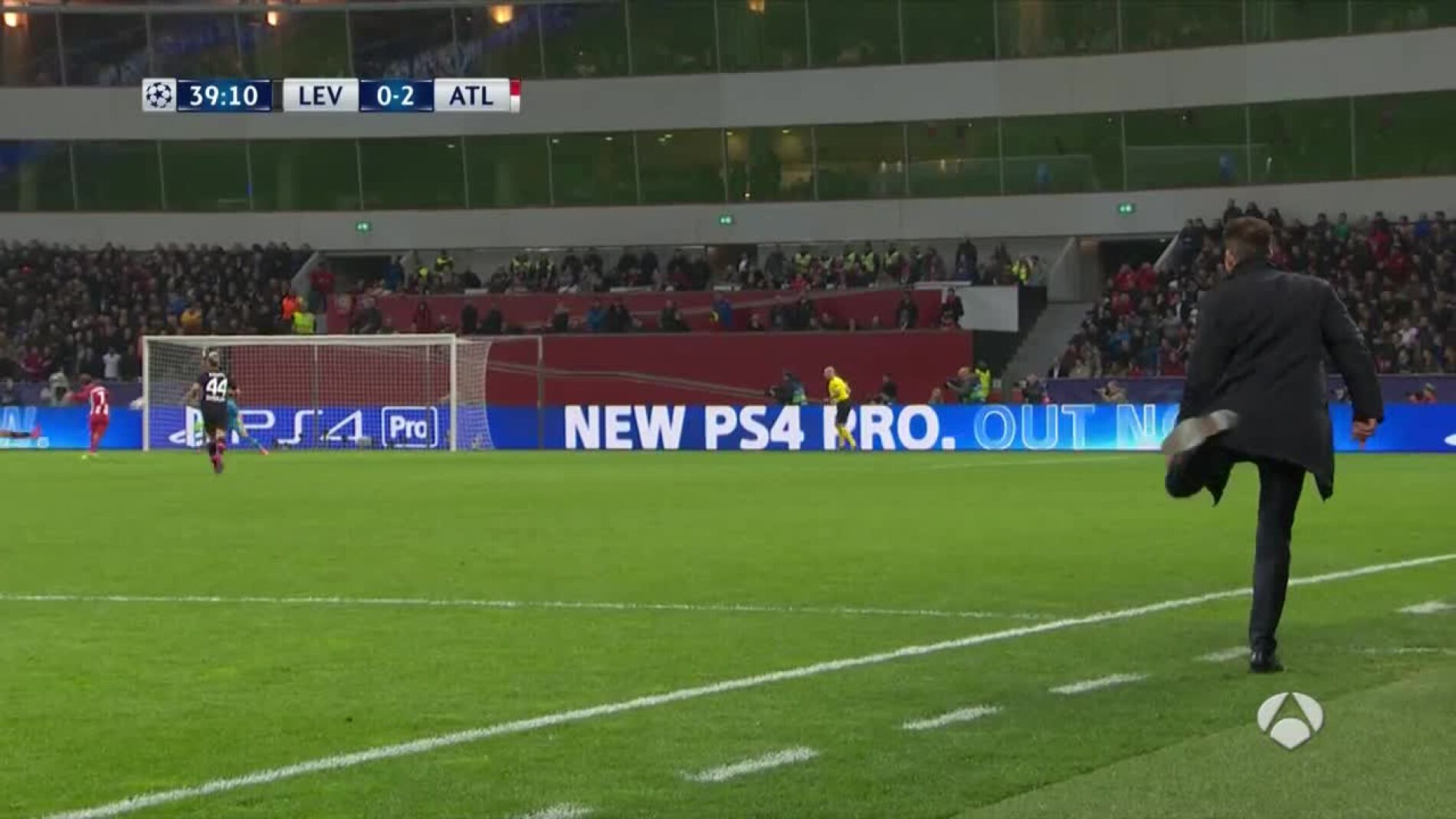 Simeone trata de rematar en el gol de Griezmann