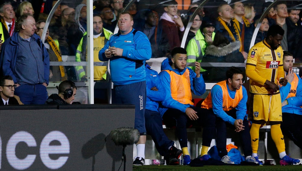 Wayne Shaw, comiéndose un bocadillo