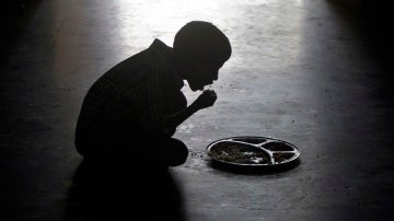 Un niño comiendo en un orfanato de la India