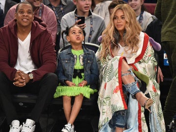 Beyoncé, Blue Ivy y Jay Z disfrutan de un partido de la NBA