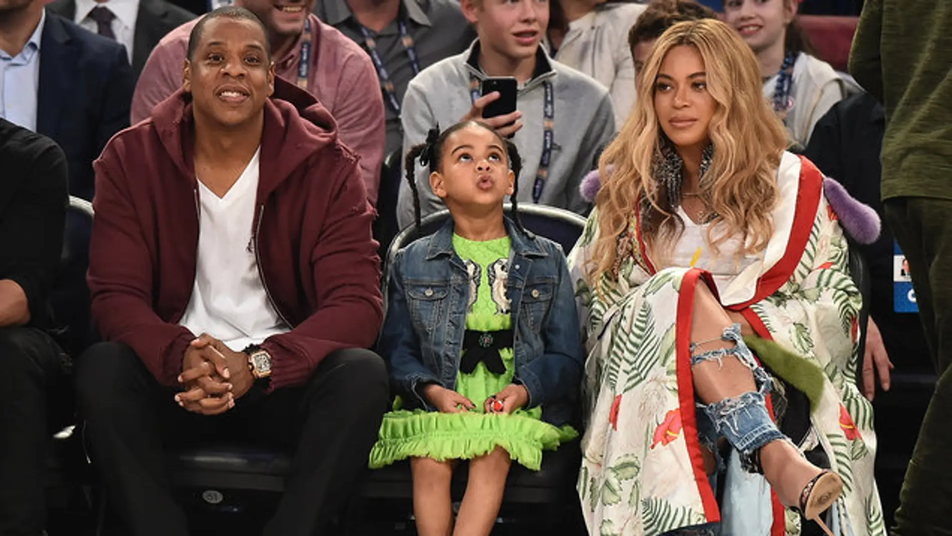 Beyoncé, Blue Ivy y Jay Z disfrutan de un partido de la NBA