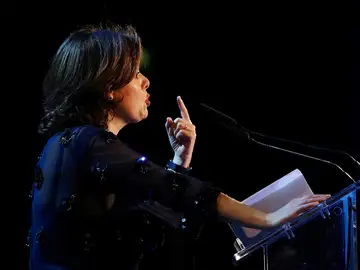 La vicepresidenta del Gobierno, Soraya Sáenz de Santamaría, durante la entrega de los Premios Empresa del Año 2016 de 'El Periódico' La vicepresidenta del Gobierno, Soraya Sáenz de Santamaría, durante la entrega de los Premios Empresa del Año 2016 de 'El Periódico'