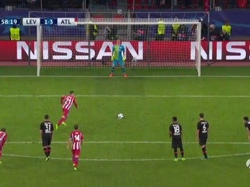 Frame 59.55807 de: Gameiro acaba con la maldición de los penaltis para el Atlético y marca el 1-3 ante el Leverkusen