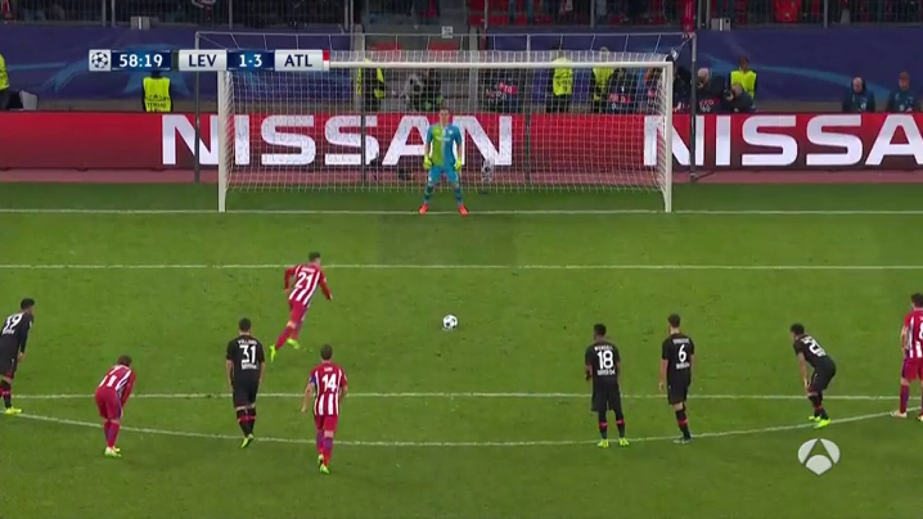 Frame 59.55807 de: Gameiro acaba con la maldici&oacute;n de los penaltis para el Atl&eacute;tico y marca el 1-3 ante el Leverkusen