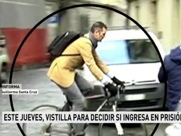 Urdangarin sale en bici de su casa