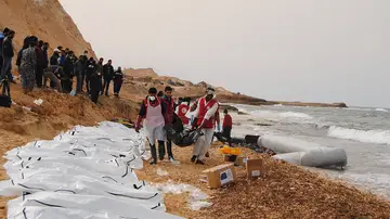 Los cuerpos de 74 inmigrantes que fallecieron en un naufragio frente a la costa libia en Febrero de este año Los cuerpos de 74 inmigrantes que fallecieron en un naufragio frente a la costa libia en Febrero de este año