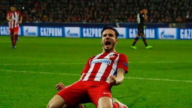 El golazo de Saúl por toda la escuadra para abrir el marcador ante el Bayer Leverkusen