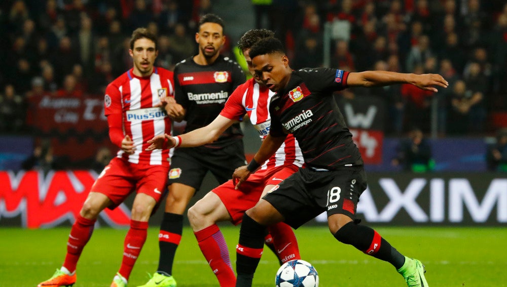 Los jugadores del Atlético de Madrid y Leverkusen durante una jugada