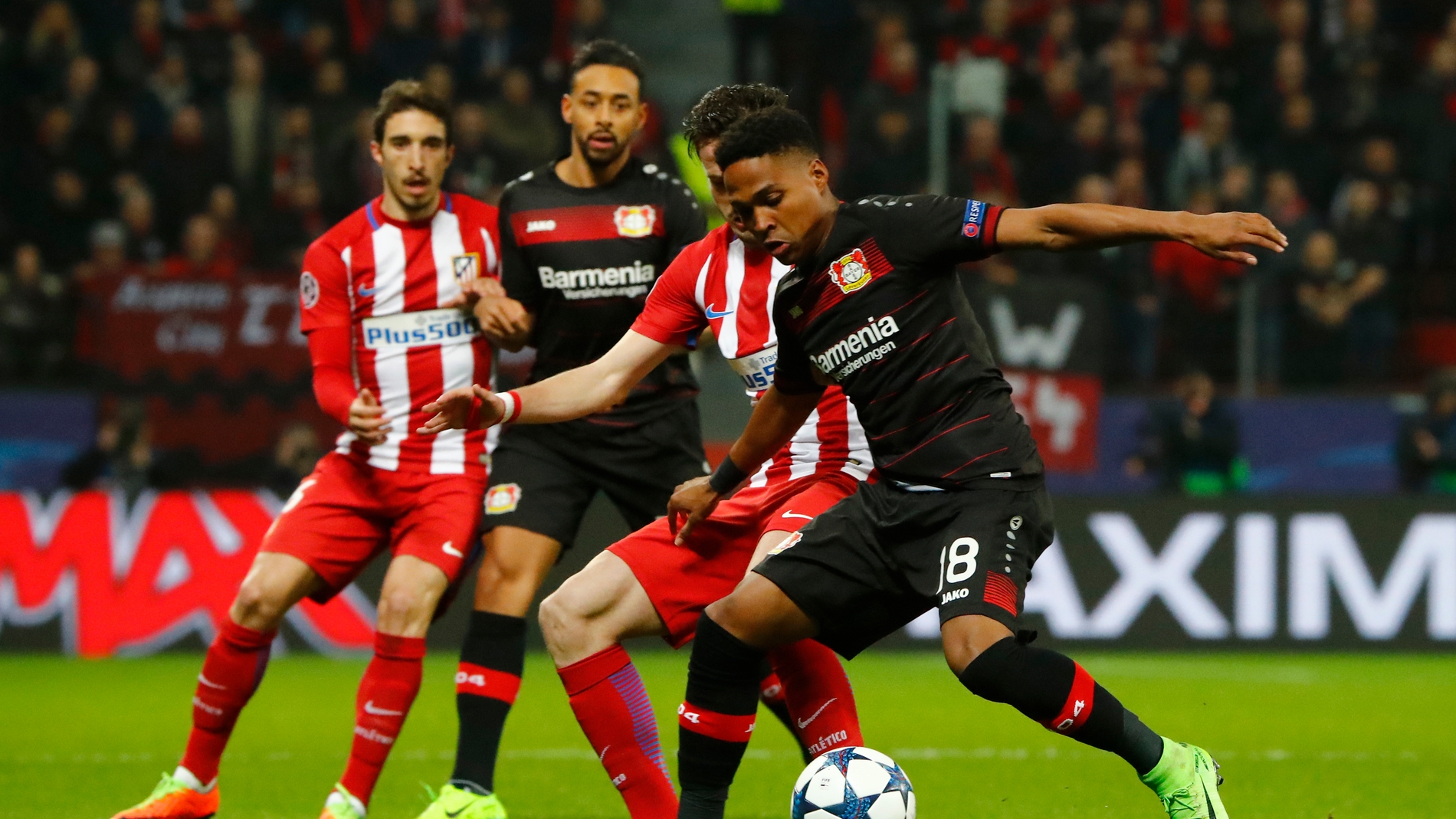 Los jugadores del Atlético de Madrid y Leverkusen durante una jugada