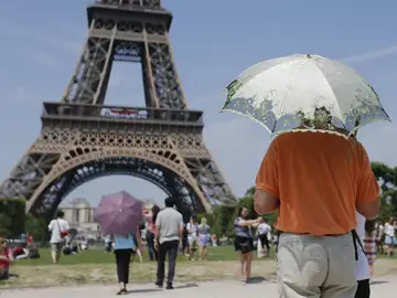 Varios turistas en la Torre Eiffel de París Varios turistas en la Torre Eiffel de París