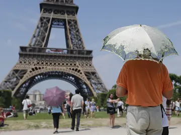 Varios turistas en la Torre Eiffel de París Varios turistas en la Torre Eiffel de París