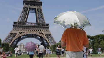 Varios turistas en la Torre Eiffel de París