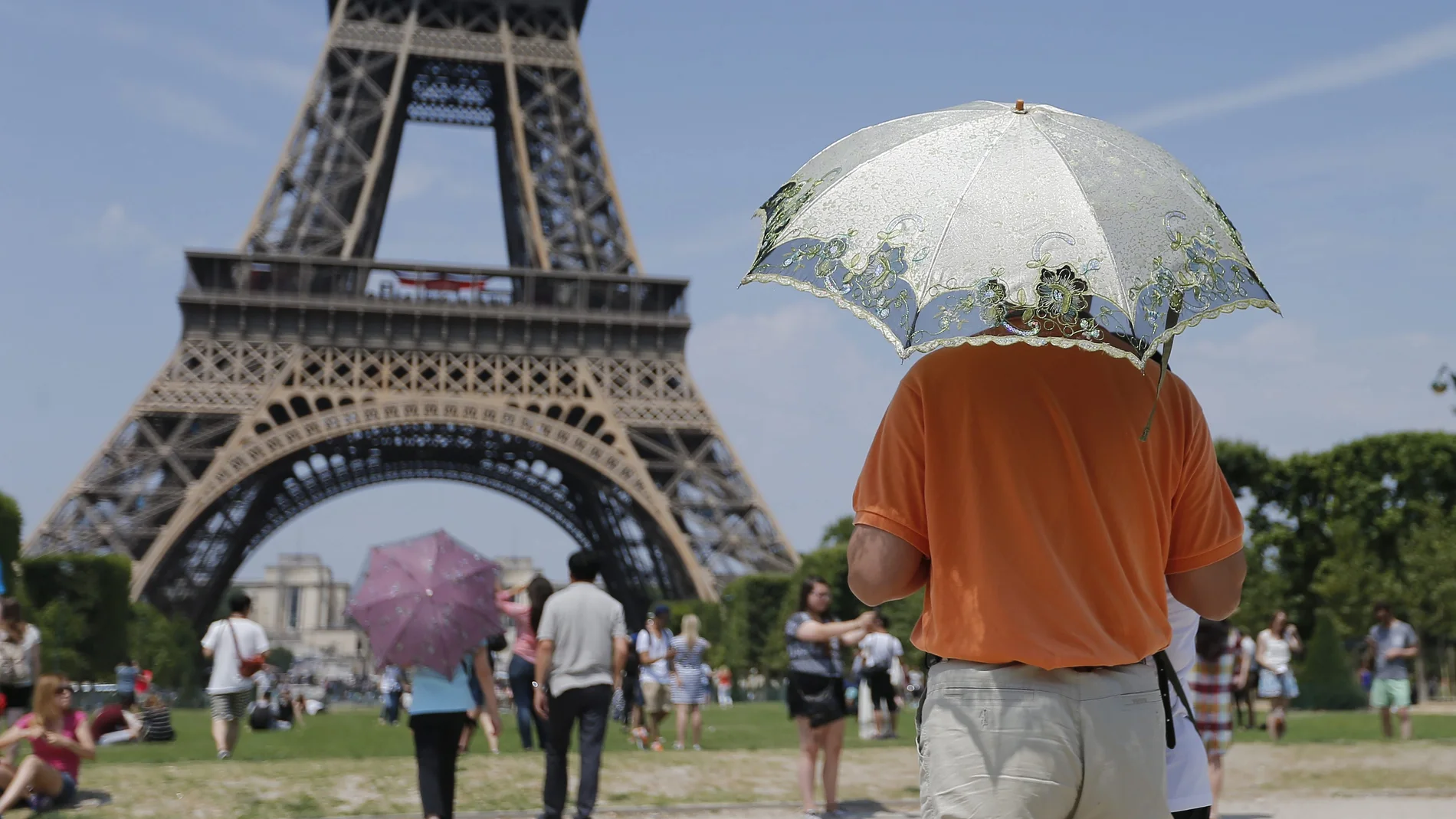 Varios turistas en la Torre Eiffel de París Varios turistas en la Torre Eiffel de París