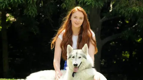 Sophie Turner con el huargo Lady Sophie Turner con el huargo Lady
