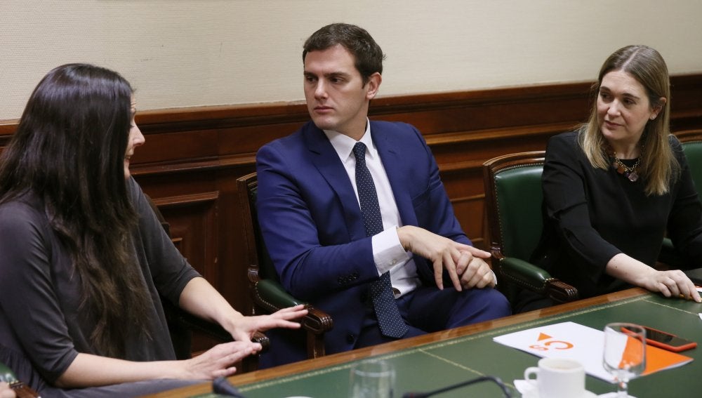 Albert Rivera junto a representantes del Consejo de Informativos de RTVE