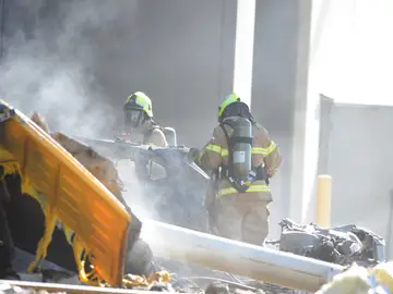 Los bomberos intentan sofocar el incendio provocado por la avioneta estrellada en Australia Los bomberos intentan sofocar el incendio provocado por la avioneta estrellada en Australia
