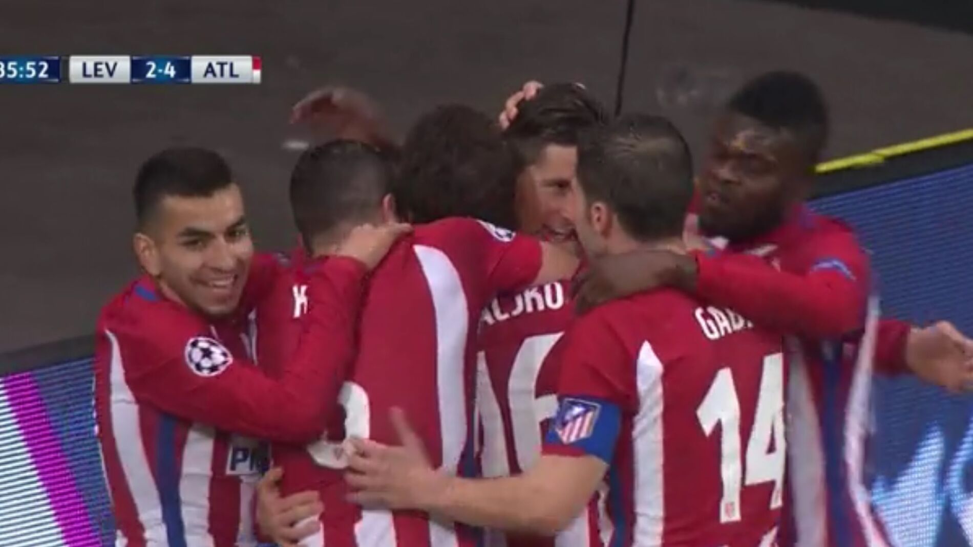Fernando Torres celebra su gol ante el Bayer Leverkusen