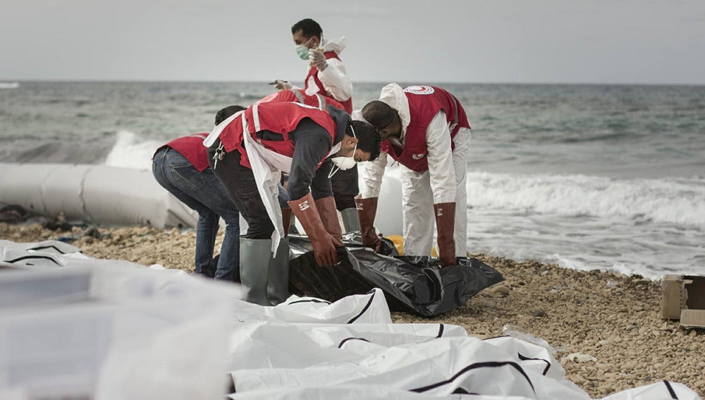 74 cadáveres de inmigrantes llegan a la costa libia