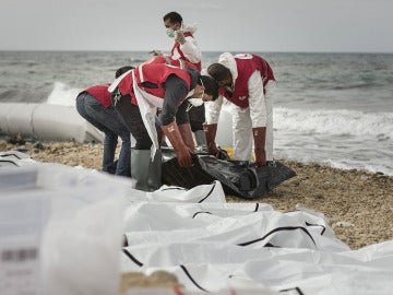 74 cadáveres de inmigrantes llegan a la costa libia
