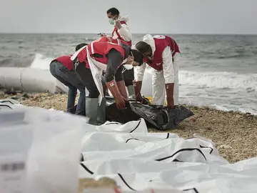 74 cadáveres de inmigrantes llegan a la costa libia 74 cadáveres de inmigrantes llegan a la costa libia