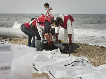 74 cadáveres de inmigrantes llegan a la costa libia 74 cadáveres de inmigrantes llegan a la costa libia