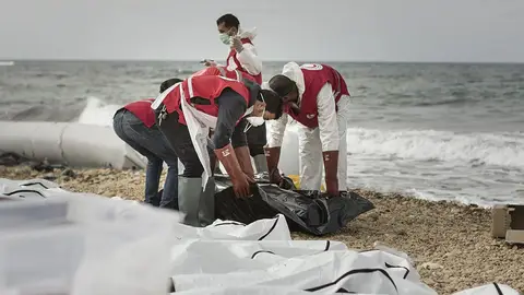 74 cadáveres de inmigrantes llegan a la costa libia 74 cadáveres de inmigrantes llegan a la costa libia