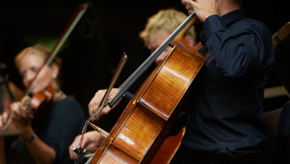 Músicos durante un concierto de orquesta