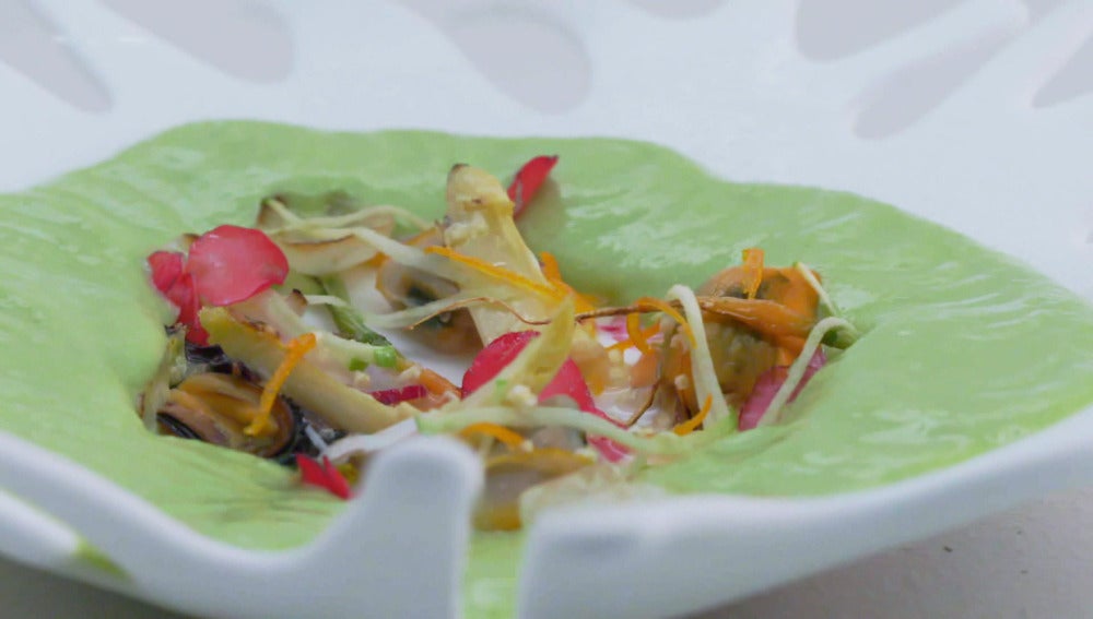 Gazpacho de pepino, manzana, aguacate y moluscos