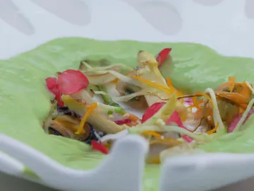 Gazpacho de pepino, manzana, aguacate y moluscos Gazpacho de pepino, manzana, aguacate y moluscos