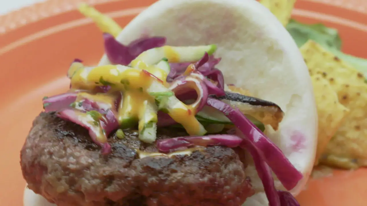 Hamburguesa de buey y foie en pan bao