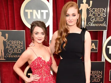 Maisie Williams y Sophie Turner Maisie Williams y Sophie Turner