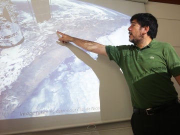 El astrobiólogo chileno, Armando Azúa, durante una rueda de prensa en Santiago de Chile