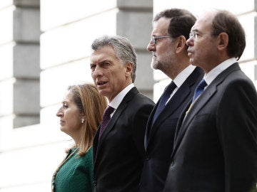 El presidente de Argentina, Mauricio Macri, junto a Ana Pastor, Mariano Rajoy y Pío García-Escudero