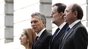 El presidente de Argentina, Mauricio Macri, junto a Ana Pastor, Mariano Rajoy y Pío García-Escudero
