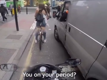 Chica en bici parada en semáforo