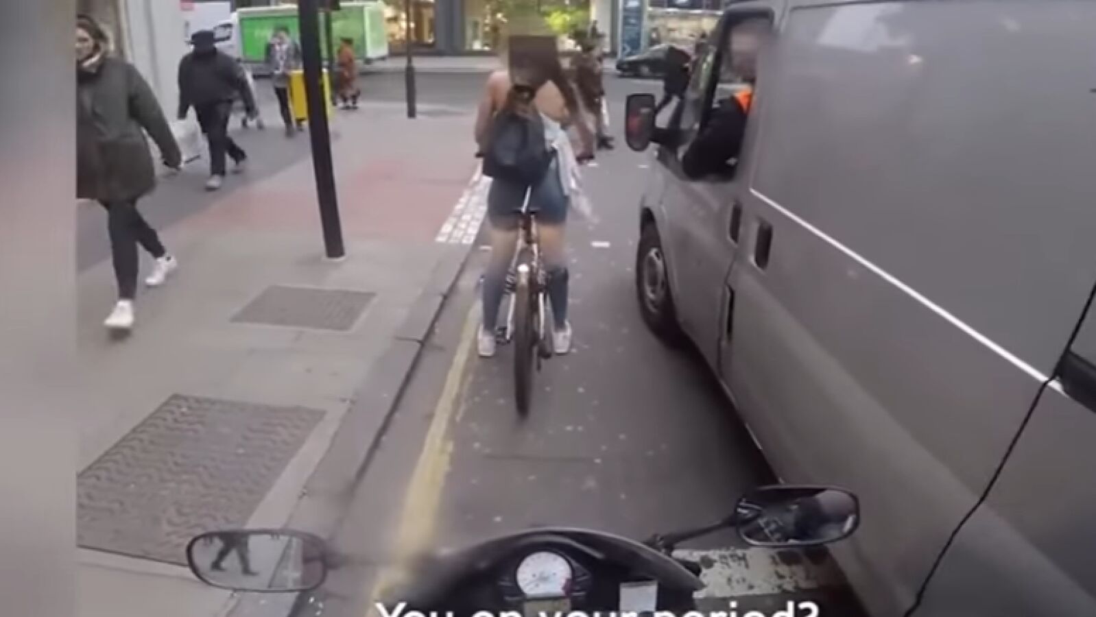 ¿Es falso el vídeo viral de la joven en bicicleta reaccionando a unos acosadores?