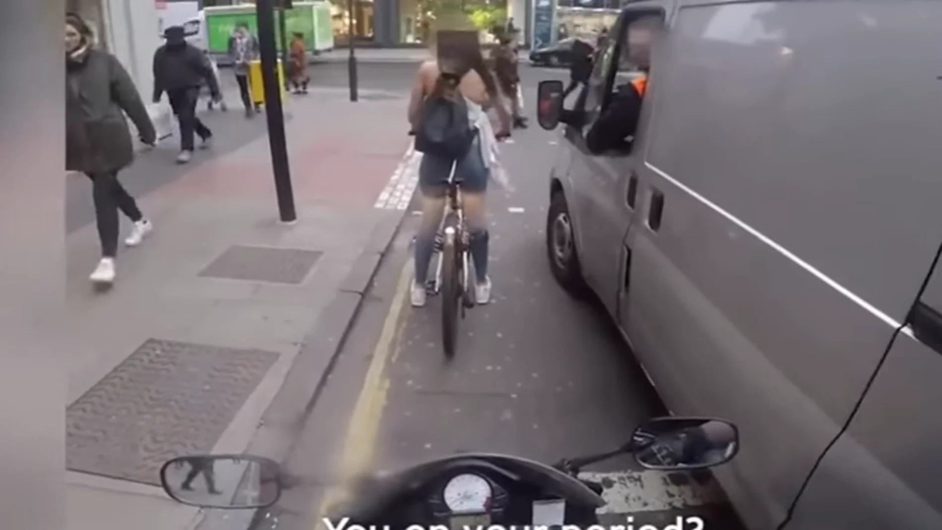 Chica en bici parada en semáforo Chica en bici parada en semáforo