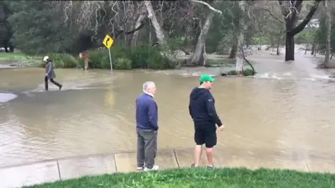Frame 19.876196 de: California intenta recuperar normalidad tras tormentas que dejaron 5 muertos Frame 19.876196 de: California intenta recuperar normalidad tras tormentas que dejaron 5 muertos