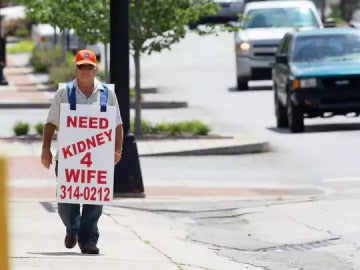 William Larry recorre las calles de Anderson buscando un riñón para su mujer