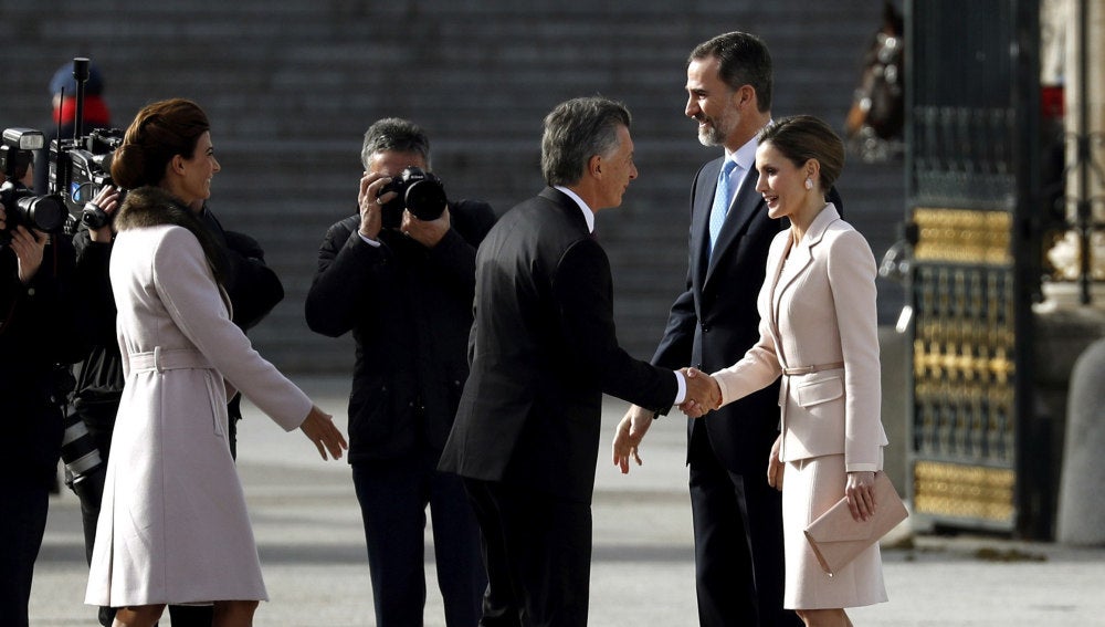 Mauricio Macri saluda a los Reyes en su vivista a España