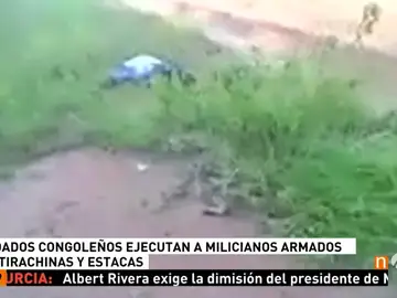 Frame 12.802222 de: Miliacianos congoleños rematan a quemarropa a un grupo de entre 50 y 100 personas desarmadas Frame 12.802222 de: Miliacianos congoleños rematan a quemarropa a un grupo de entre 50 y 100 personas desarmadas