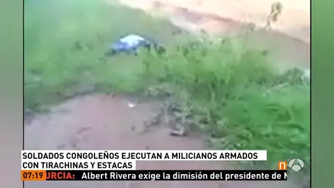 Frame 12.802222 de: Miliacianos congoleños rematan a quemarropa a un grupo de entre 50 y 100 personas desarmadas Frame 12.802222 de: Miliacianos congoleños rematan a quemarropa a un grupo de entre 50 y 100 personas desarmadas