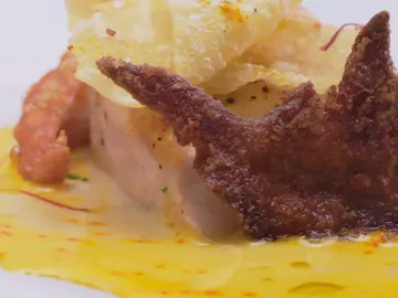 Pollo con salsas y crestas crujientes Pollo con salsas y crestas crujientes