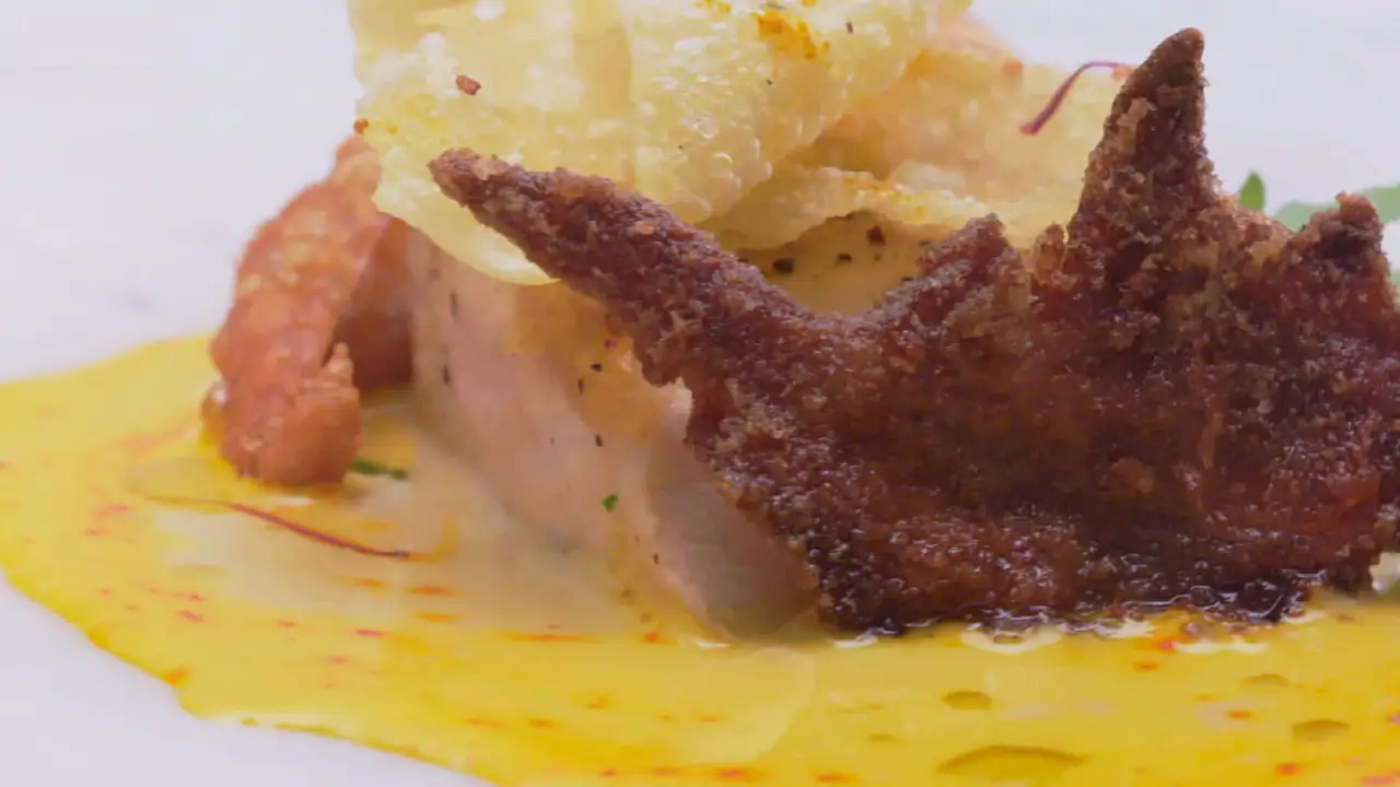 Pollo con salsas y crestas crujientes