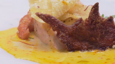 Pollo con salsas y crestas crujientes