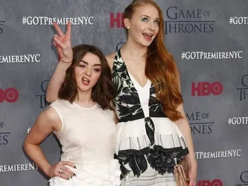 Maisie Williams y Sophie Turner son amigas fuera de la pantalla Maisie Williams y Sophie Turner son amigas fuera de la pantalla