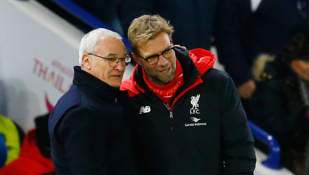 Ranieri y Klopp dialogan durante un partido